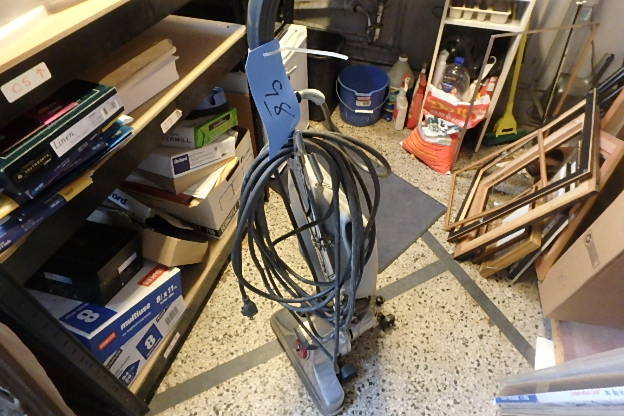 lot 98 image: Vacuum