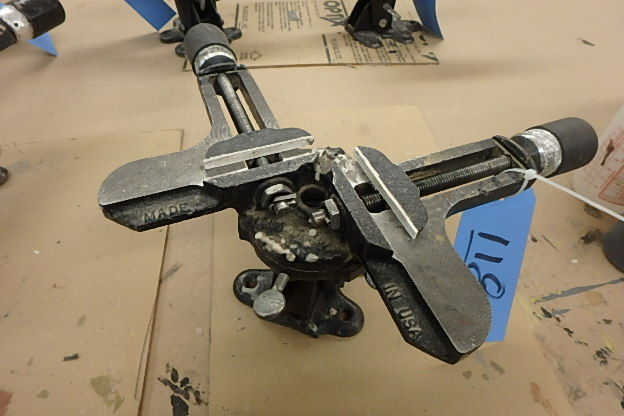 lot 118 image: Corner Vise