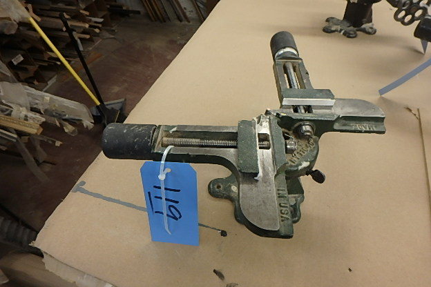 lot 119 image: Corner Vise