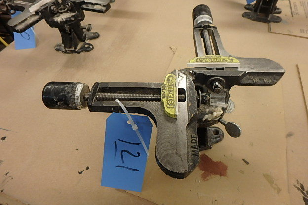 lot 121 image: Corner Vise