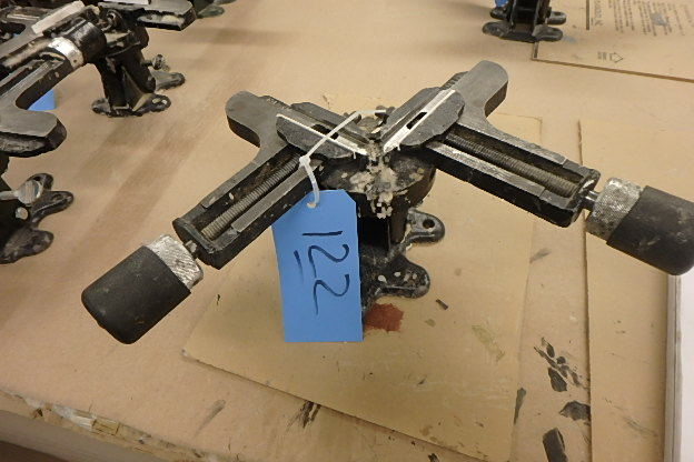 lot 122 image: Corner Vise