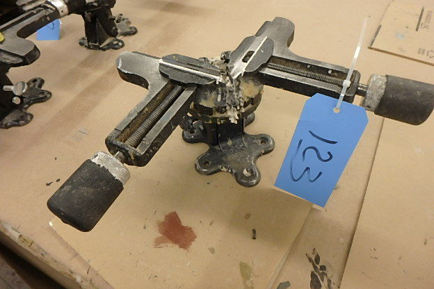 lot 123 image: Corner Vise