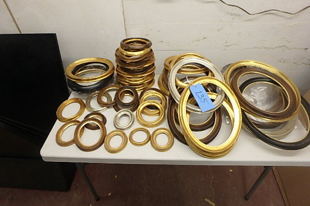 lot 135 image: Lot of Oval Frames