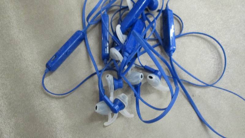 lot 62 image: Lot of 5 2ACE5-BA02 Blue Tooth Ear ...
