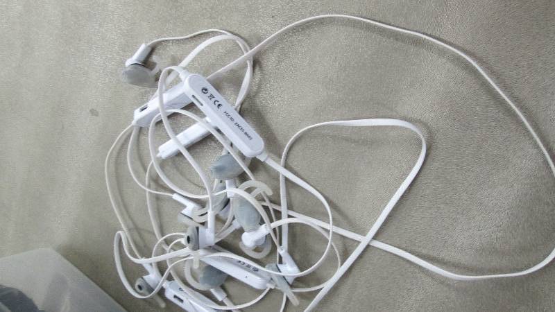 lot 63 image: Lot of 5 2ACE5-BA02 Blue Tooth Ear ...