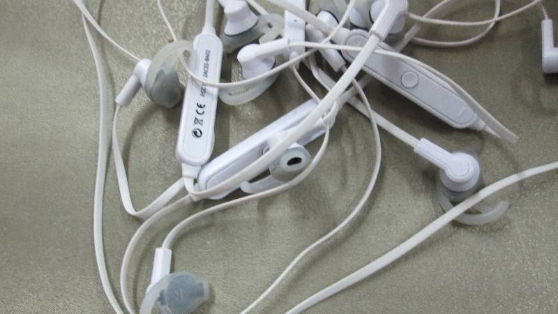 lot 64 image: Lot of 5 2ACE5-BA02 Blue Tooth Ear ...