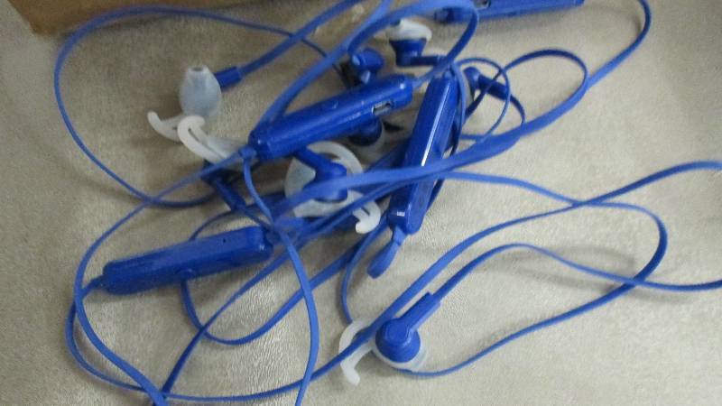 lot 65 image: Lot of 5 2ACE5-BA02 Blue Tooth Ear ...