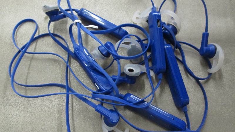 lot 66 image: Lot of 5 2ACE5-BA02 Blue Tooth Ear ...