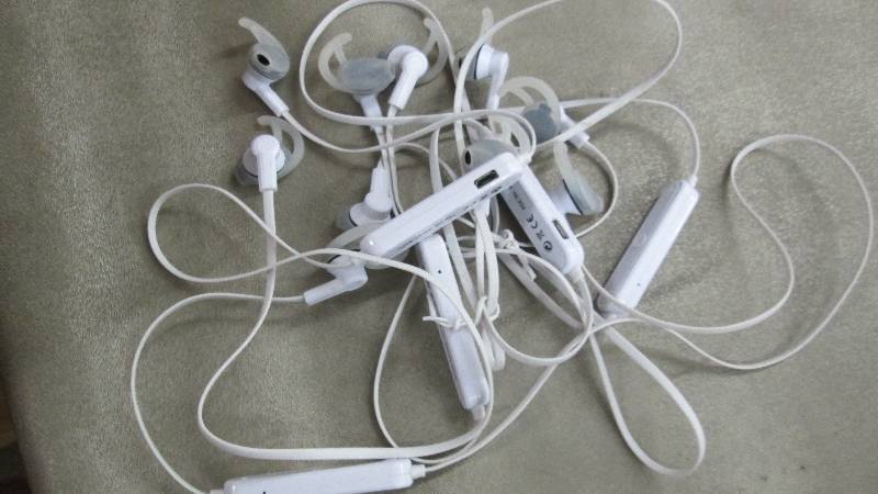 lot 67 image: Lot of 5 2ACE5-BA02 Blue Tooth Ear ...