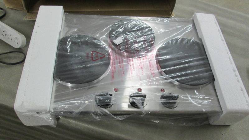 lot 105 image: Tabletop Triple Burner open box, po...