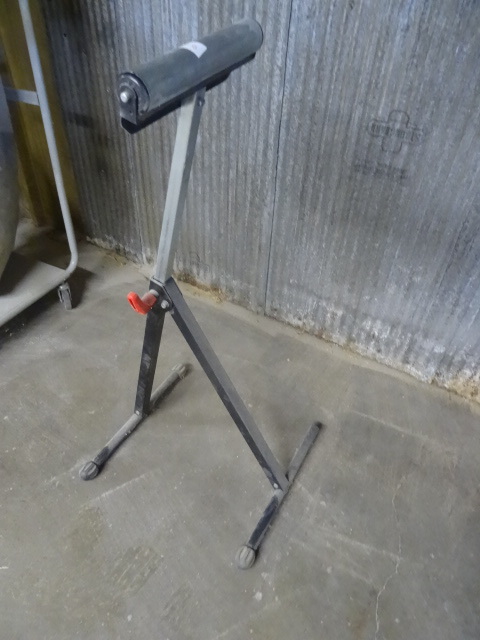lot 9 image: Adjustable height roller stand. ...