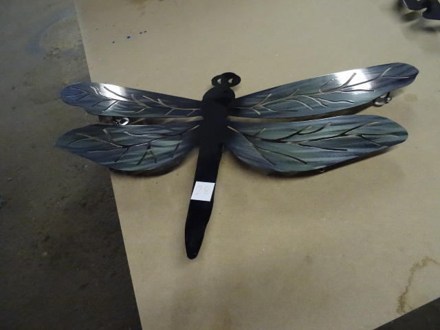 lot 28 image: Metal wall hanging art piece. 26 x1...