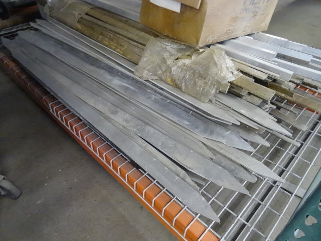lot 31 image: Pallet of misc aluminum pieces. Mos...