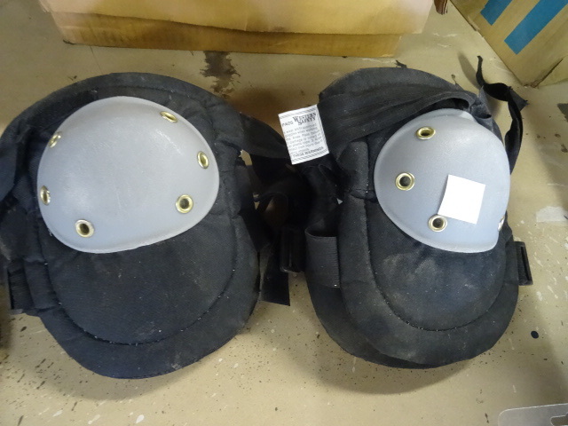 lot 45 image: 2 pairs of knee pads...