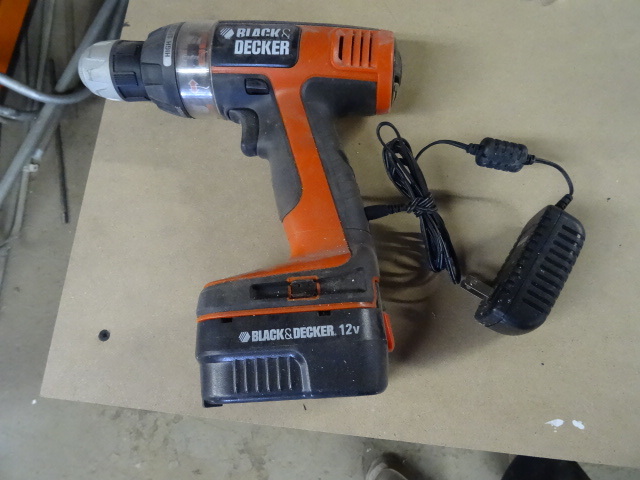 lot 52 image: Black and Decker 12 volt drill...