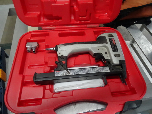lot 59 image: Craftsman 12 crown stapler kit. Ai...
