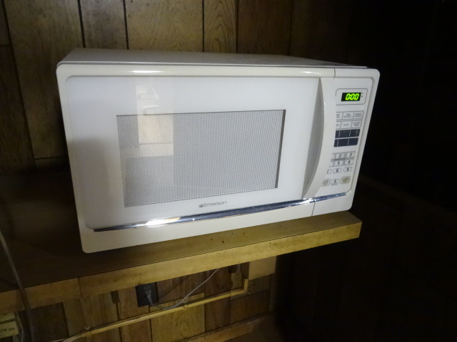 lot 94 image: Emerson turn table microwave. Works...