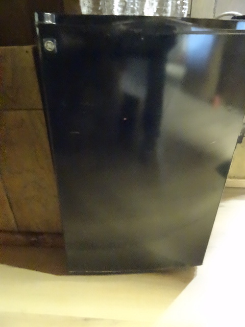 lot 95 image: GE Dorm fridge. Works...