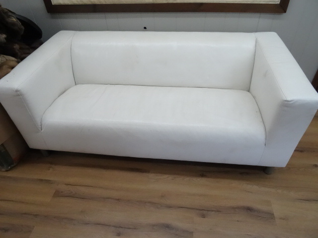 lot 97 image: 70 x 34 x 25 white sofa couch. Buye...