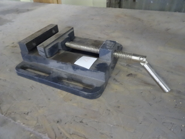 lot 117 image: 4 drill press vise....