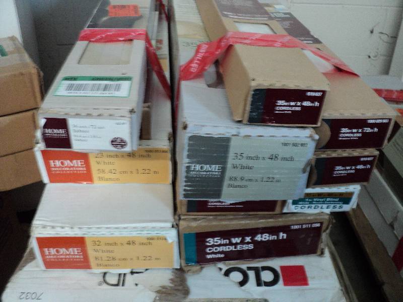 lot 54 image: 11 shades and blinds, various sizes...