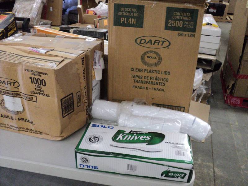 lot 99 image: 4500 dart lids and 500 solo knives...