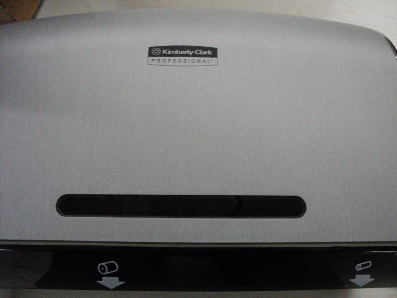 lot 103 image: Kimberly Clark cordless jumbo roll ...