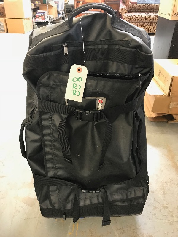 lot 822 image: NORTH FACE TRAVEL BAG