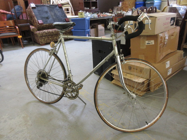 lot 830 image: FUJI MENS BIKE