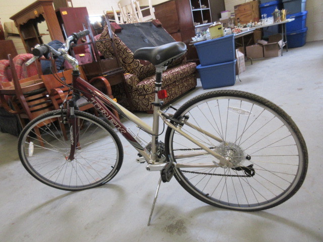 lot 831 image: TREK LADIES BIKE