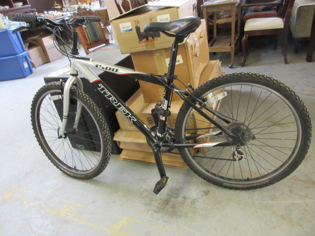lot 832 image: TREK MOUNTAIN BIKE