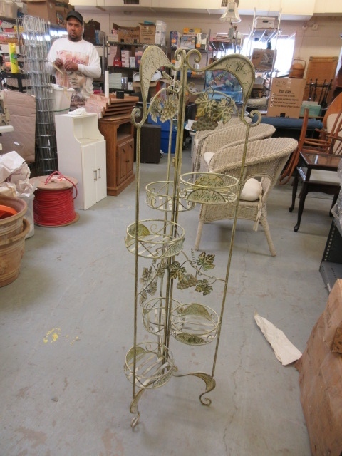 lot 844 image: METAL FOLDING PLANT STAND