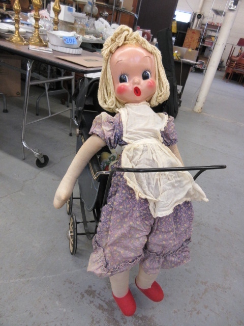 lot 846 image: VINTAGE DOLL BUGGY AND DOLLS