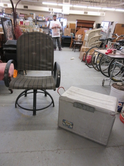 lot 848 image: VINTAGE COOLER AND LAWN CHAIR