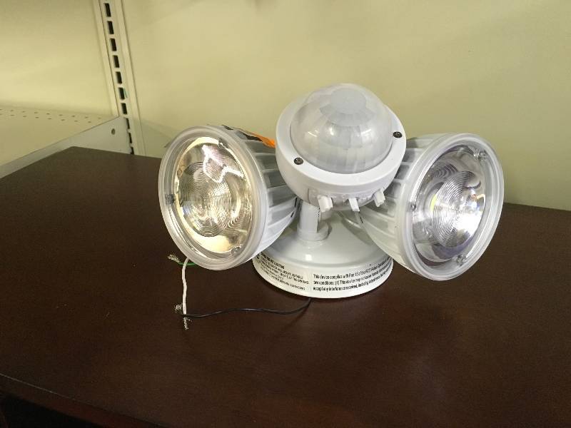 MOTION SENSOR LIGHT - DC, MSRP $39.99
