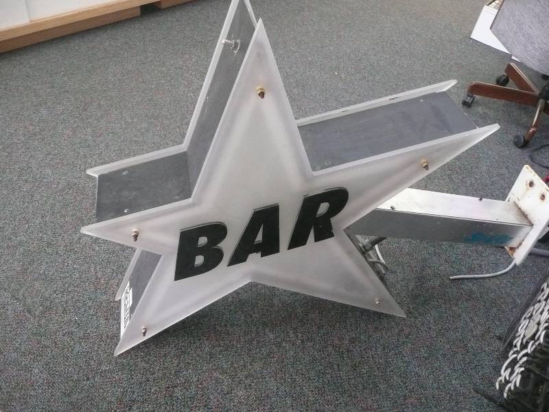 lot 5 image: VINTAGE & RARE RARE RARE - STAR BAR LIGHT - THIS IS A VINTAGE HEAVY SIGNLIGHT - ORIGINALLY HUNG ON EXTERIOR - APPROX 46WIDE 36HIGH - SEE PICTURES