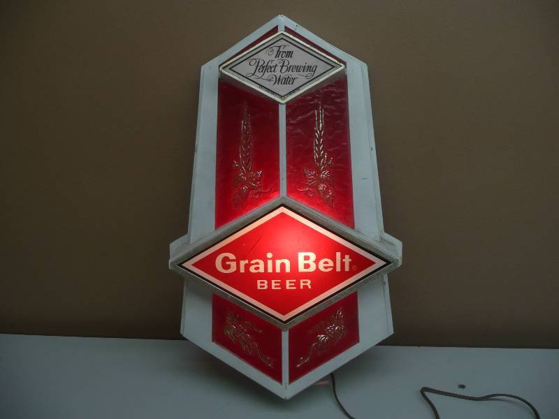 lot 10 image: VINTAGE GRAIN BELT BEER SIGNLIGHT - NICE WORKING CONDITION - APPROX 13 BY 21 - SEE PICTURES