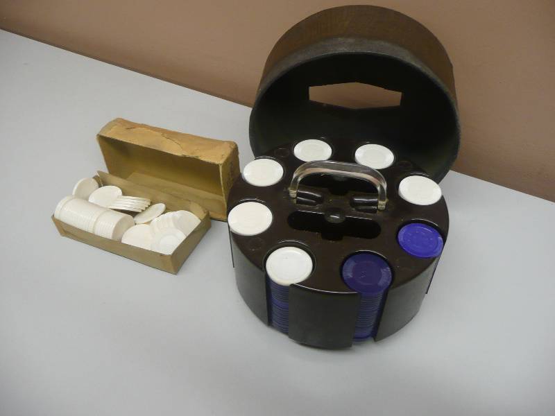 lot 31 image: VINTAGE BAKELITE ROULETTE WHEEL - ANTIQUE CARDCHIP HOLDER (ALI GATOR SKIN) - VINTAGE PLASTIC POKER CHIPS BOX - NICE COLLECTION - SEE PICTURES