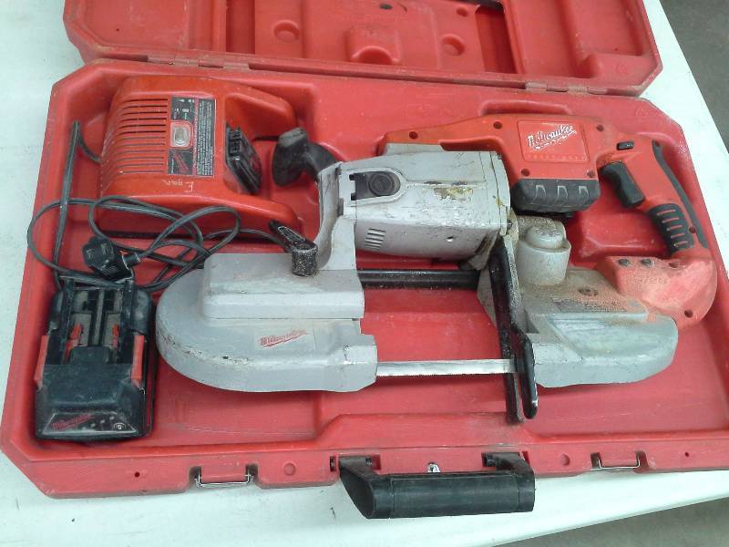lot 414 image: Milwaukee V28 Band Saw