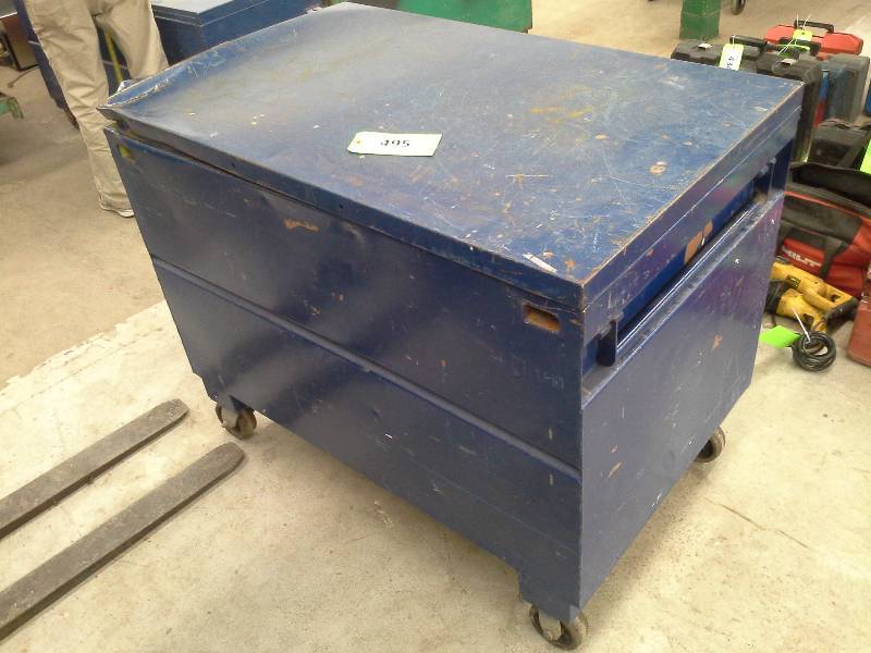 lot 495 image: Large tool box