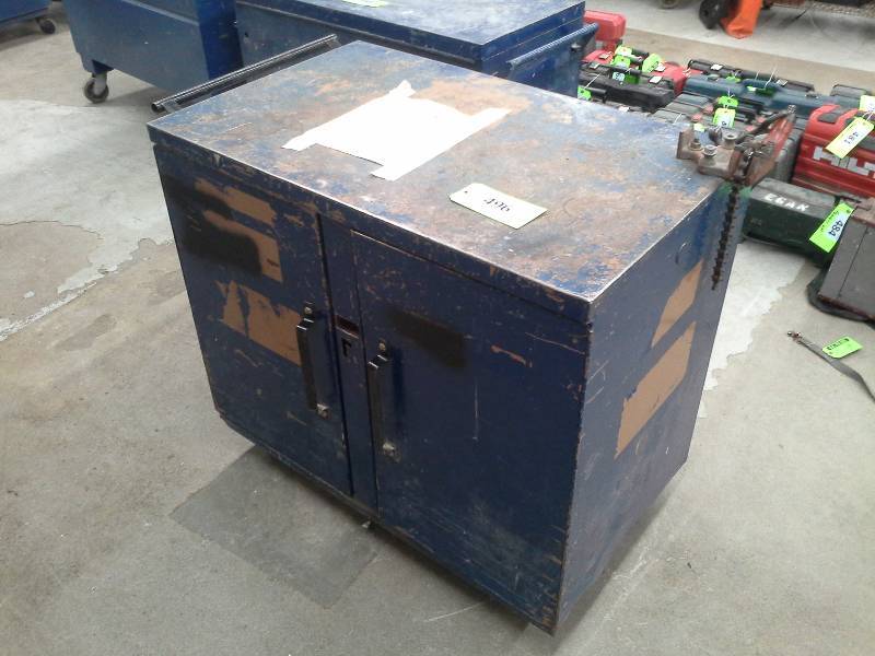 lot 496 image: Tool Cart with Rigid Pipe Vise.