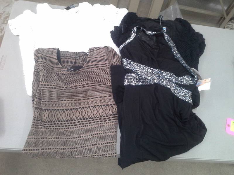 lot 19 image: Womans Clothing Lot