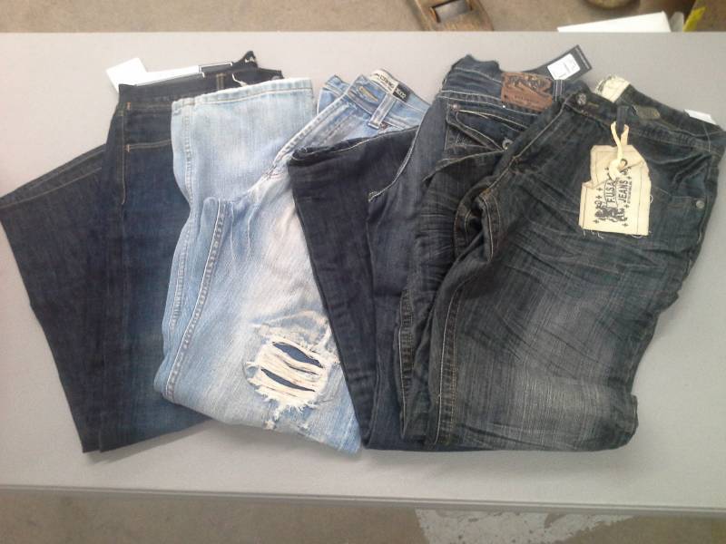 lot 22 image: Mens Jeans