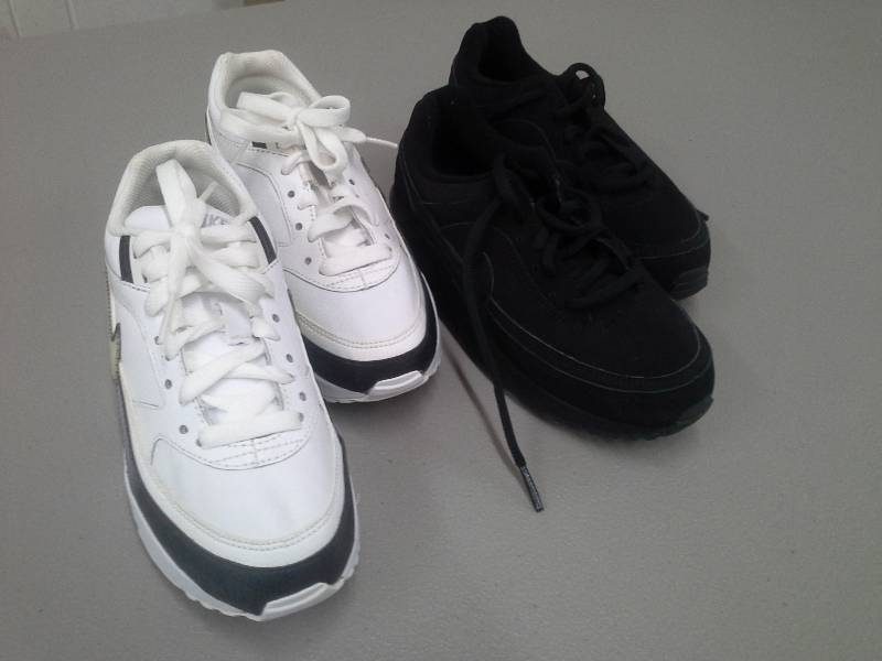 lot 36 image: (2) Kids Nike Shoes