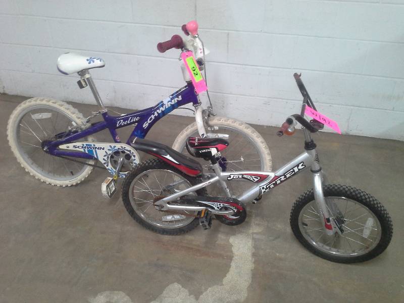 lot 92 image: Pair of kids bicycles