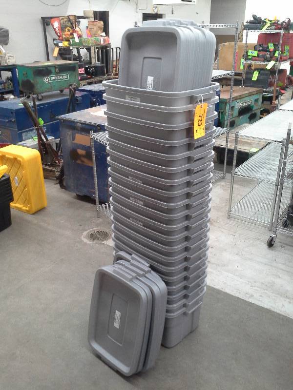 lot 723 image: (20)Rubbermaid Roughneck Storage Bins with lids. H-12 L-21 W-15.