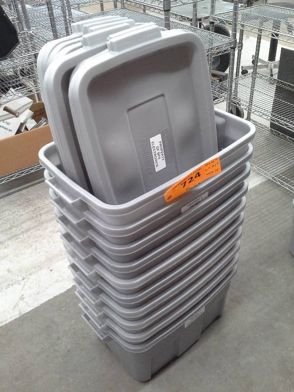 lot 724 image: (10)Rubbermaid Roughneck Storage Bins with lids. H-12 L-21 W-15.