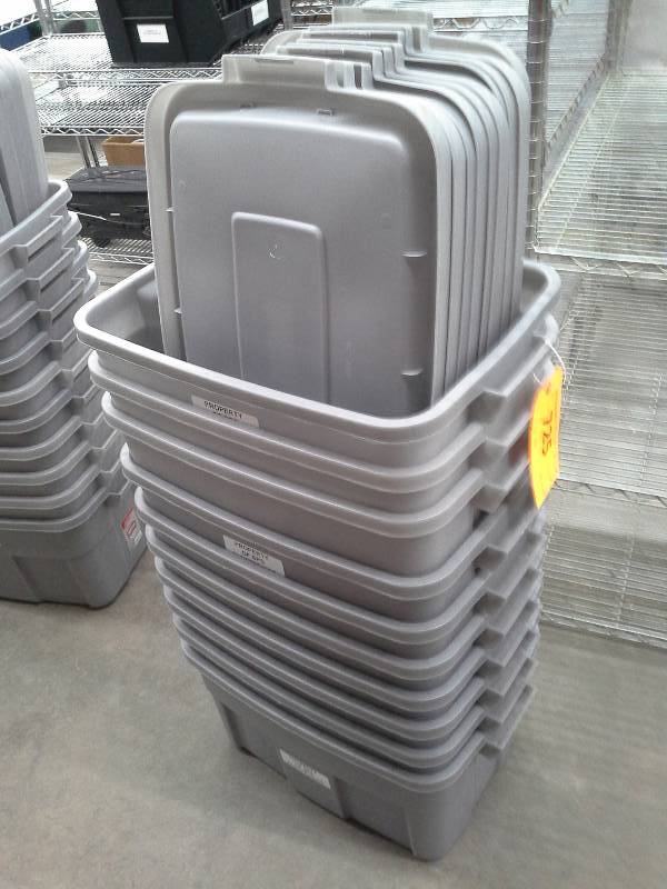 lot 725 image: (10)Rubbermaid Roughneck Storage Bins with lids. H-12 L-21 W-15.