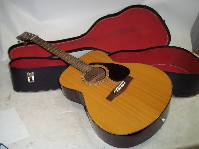 Yamaha FS-340 Guitar in Great Condition