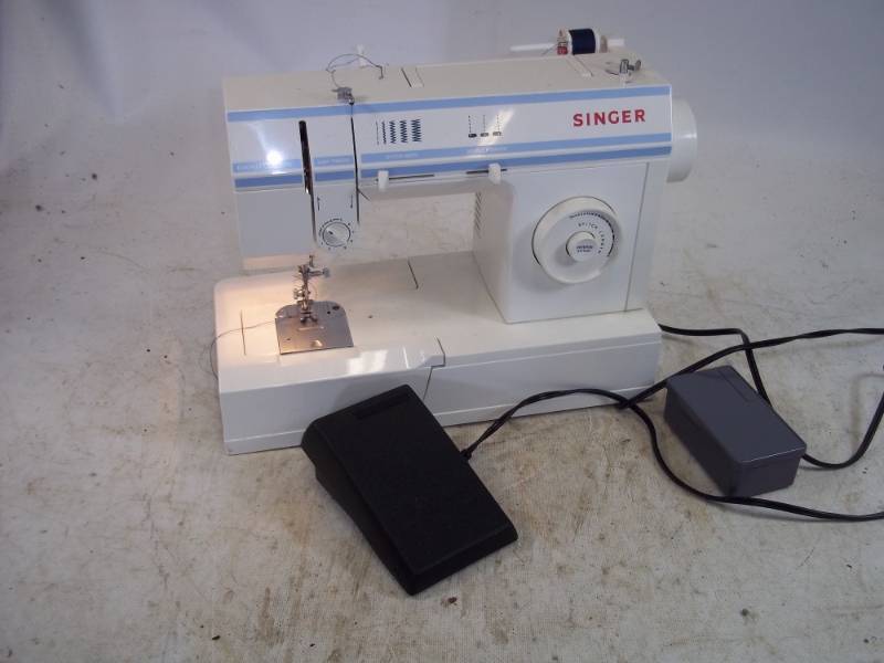 Singer 57815 Sewing Machine  tested and works